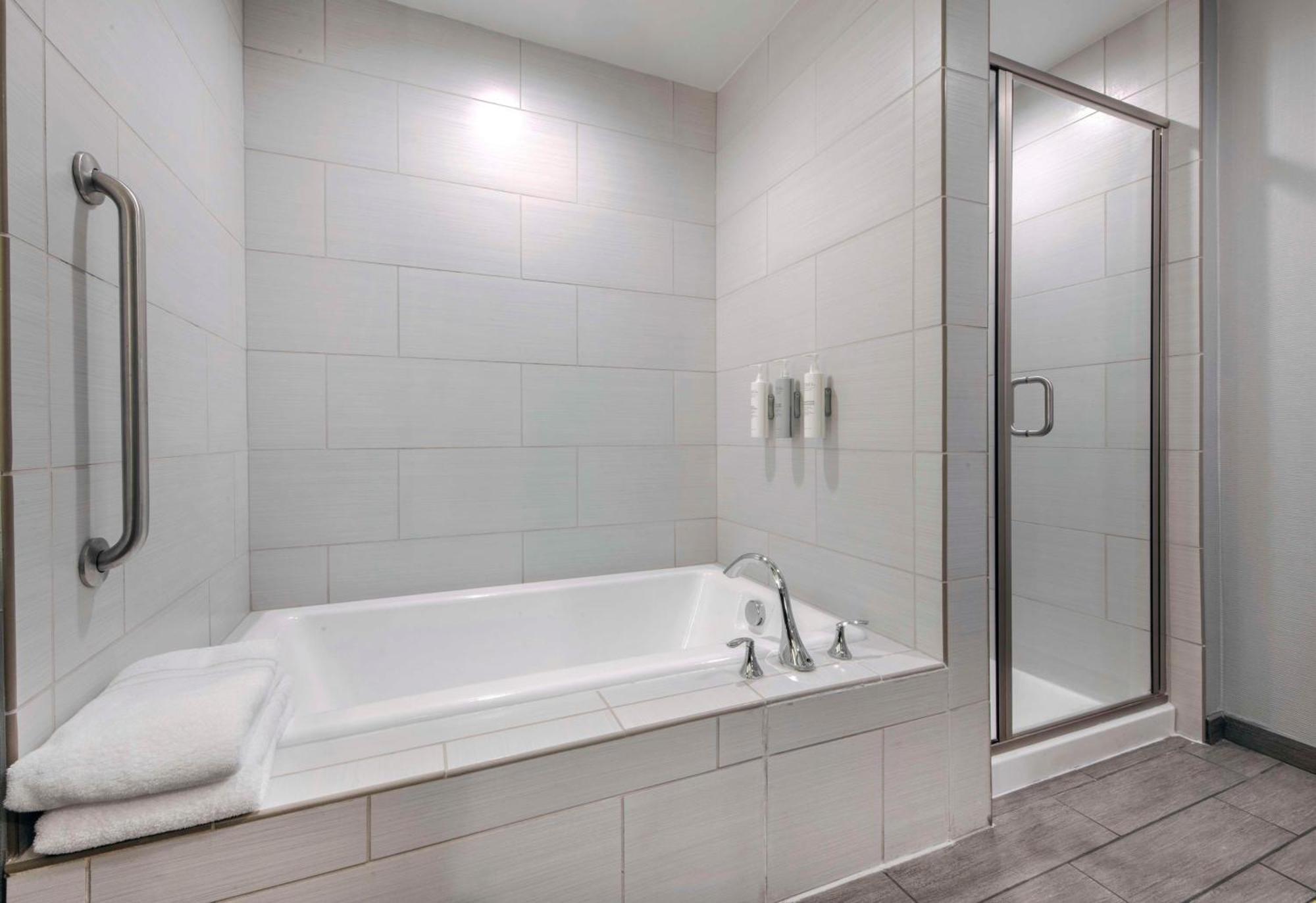Hilton Garden Inn Raleigh Cary Buitenkant foto